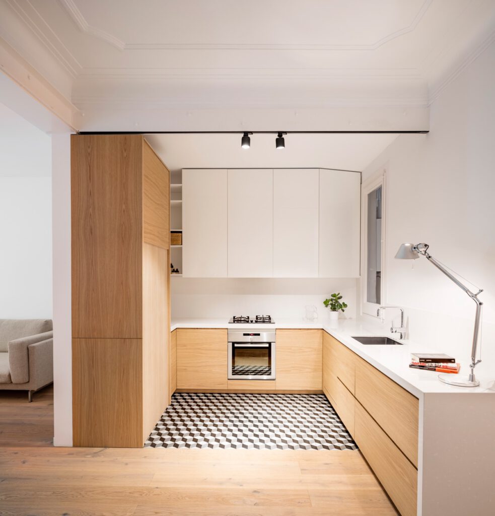 l-shaped-kitchen-with-corner-window-3100794